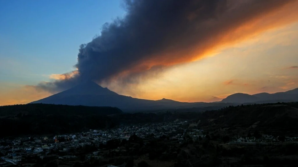 Iată vulcanul care a erupt de 13 ori într-o singură zi!