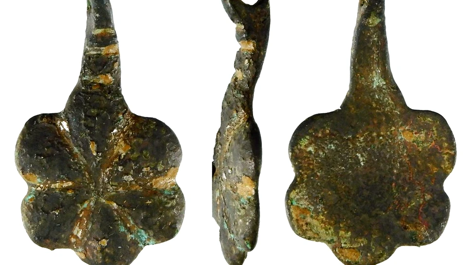 Un pandantiv medieval este încă un lucru găsit de căutătorii de comori amatori din Anglia