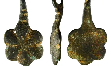 Un pandantiv medieval este încă un lucru găsit de căutătorii de comori amatori din Anglia