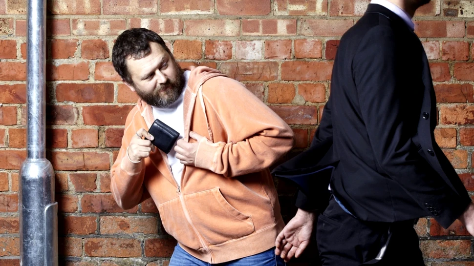 Creierul uman şi trucurile hoţilor de buzunare: cum reuşesc aceştia să ne înşele vigilenţa?