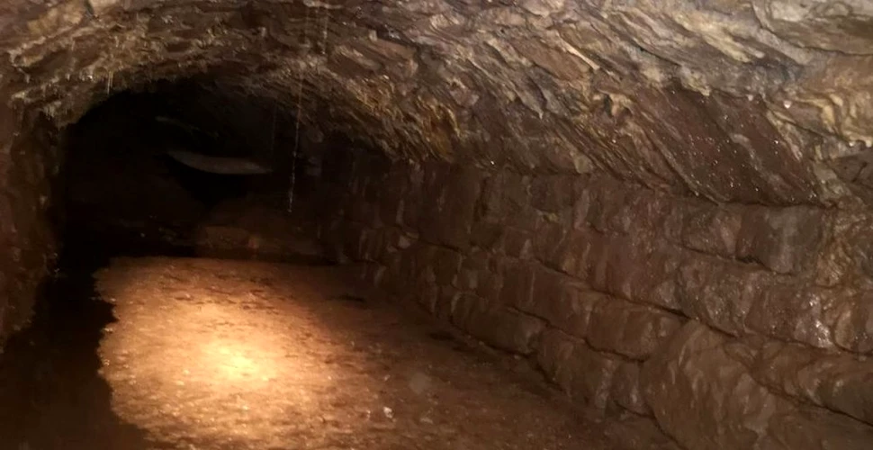 Tuneluri medievale secrete, descoperite sub o potecă în Țara Galilor