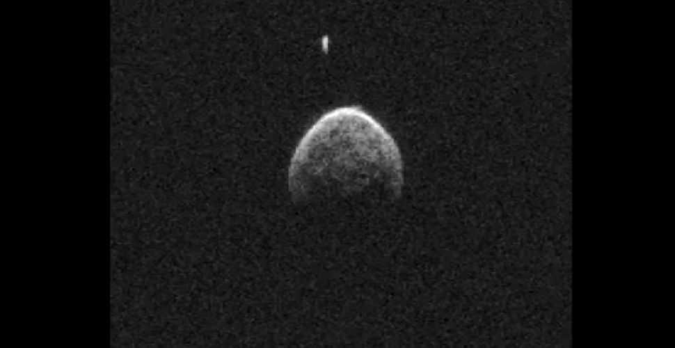 Asteroidul care a trecut luni pe lângă Terra are propriul satelit natural