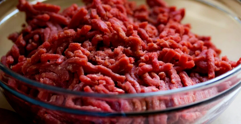 De ce nu trebuie să mănânci carne crudă? Iată ce spune știința