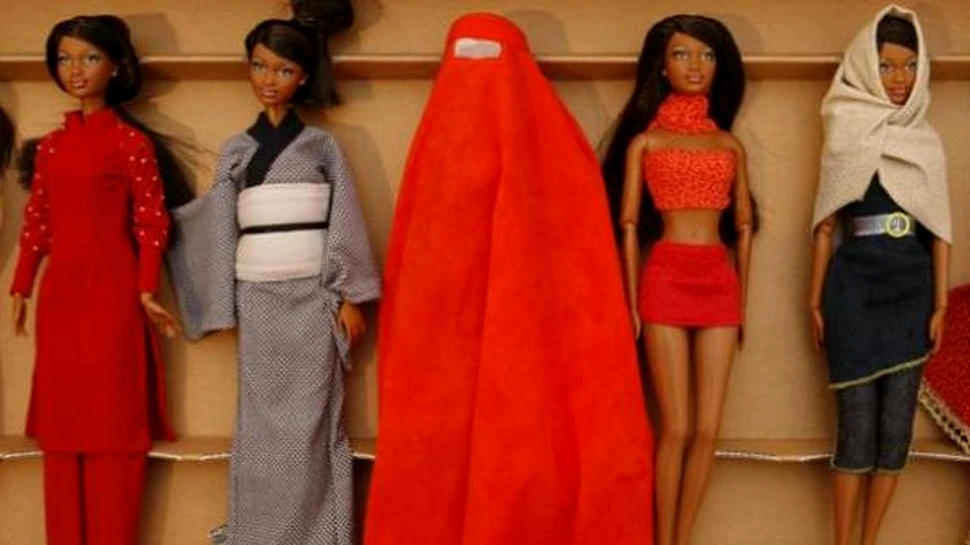 Papusa Barbie poarta burka