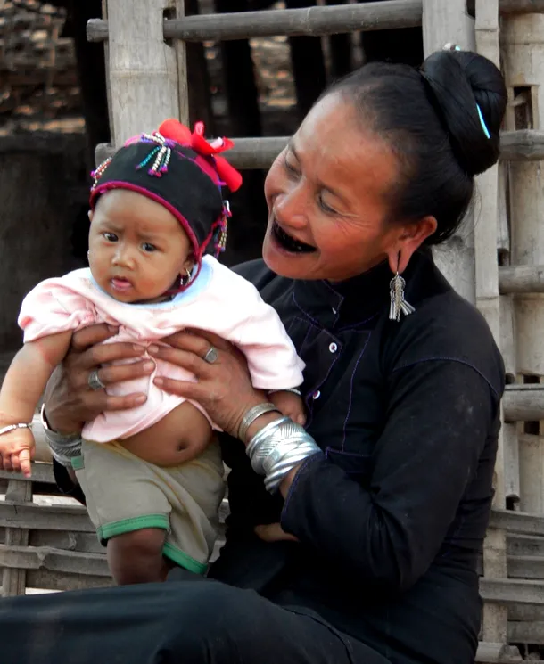În Asia de Sud-Vest, există triburi în care femeile cu dinţii negri sunt considerate mai frumoase