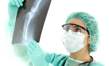 Medicii nu înţelegeau ce apare pe radiografie. Ce a păţit o femeie după ce a fost muşcată de un şarpe veninos? (FOTO)