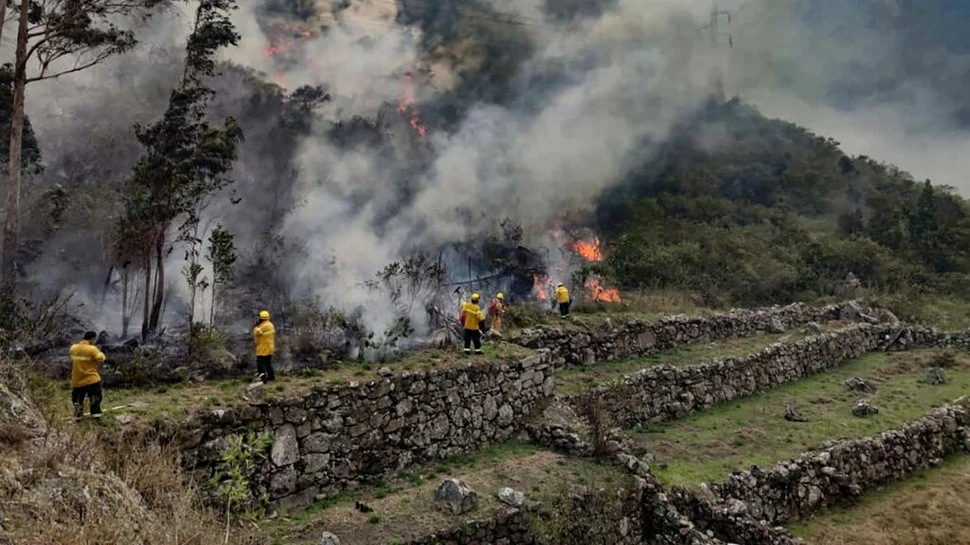 Incendiu de vegetație la Machu Picchu. Pompierii peruani încearcă să țină flăcările sub control