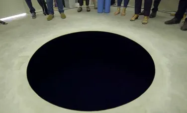 Un turist a căzut într-o operă de artă ce seamănă cu o ”gaură neagră”