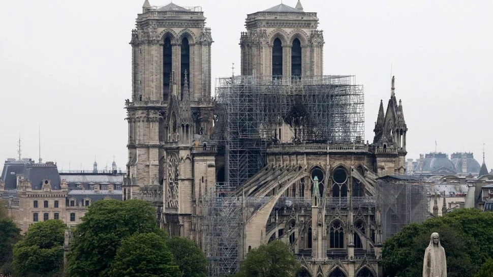 O tapiserie gigantică din catedrala Notre Dame a fost salvată cu ajutorul unui tunel de vânt