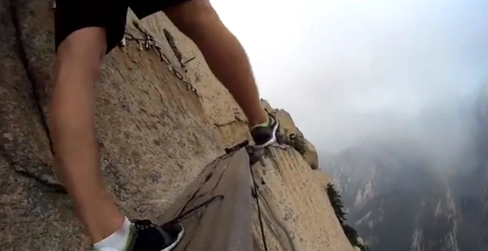Gest extrem de riscant, la peste 2.000 de metri altitudine. Ce a urmat după ce alpinistul şi-a desprins hamul? (VIDEO)