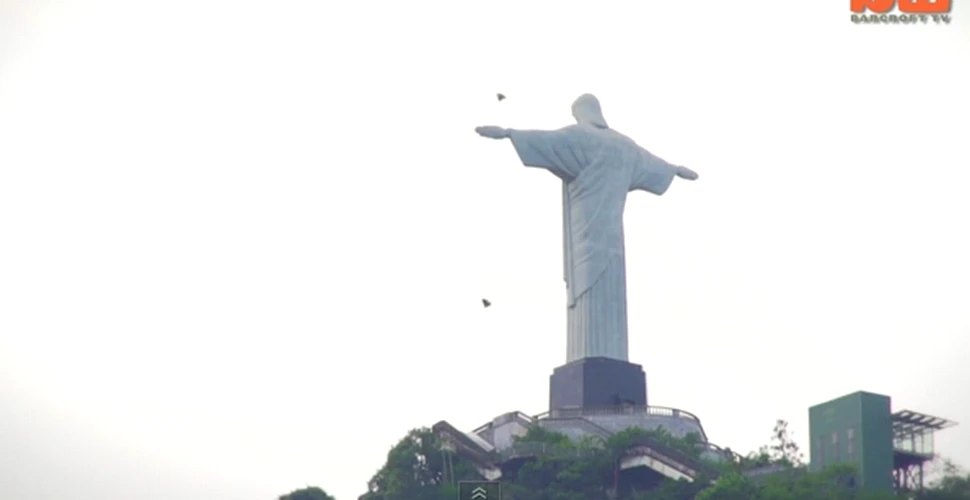 La un pas de tragedie. Ce s-a întâmplat cu tinerii care au zburat pe lângă statuia lui Iisus din Rio de Janeiro (VIDEO)