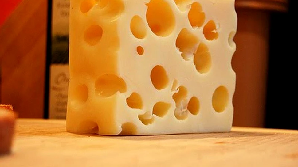 Misterul găurilor din caşcavalul elveţian, elucidat de cercetători după ce l-au analizat timp de 100 de ani