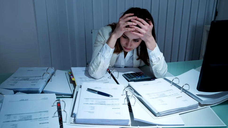Un nou studiu arată efectele extrem de nocive ale muncii peste program, chiar dacă include doar aşteptarea disponibilităţii verificării e-mailului de serviciu