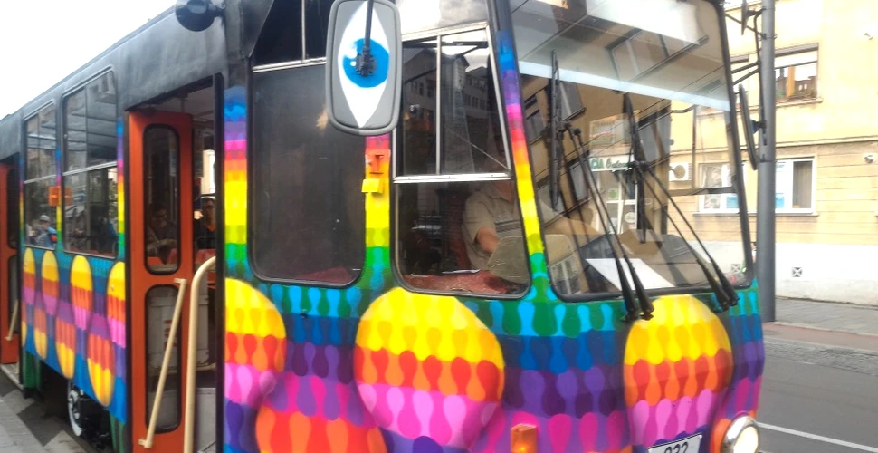 GALERIE FOTO. În Cluj-Napoca, un tramvai vechi a fost pus în circulaţie după ce a fost pictat de un artist