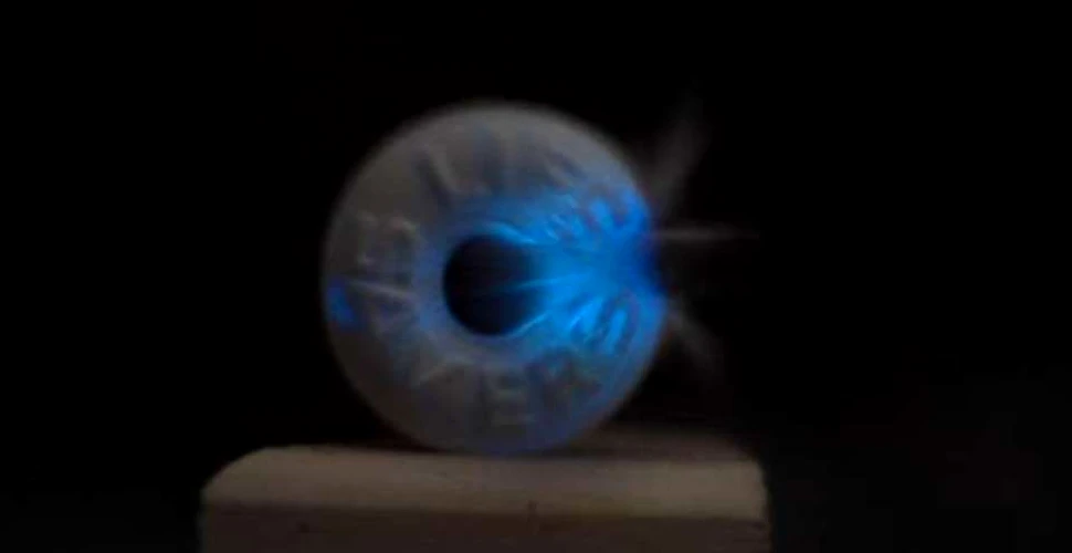 Un fenomen optic fascinant: ce se întâmplă atunci când zdrobeşti dropsurile de mentă cu un ciocan – VIDEO