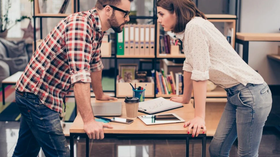 De ce femeile și bărbații se invidiază unii pe ceilalți?