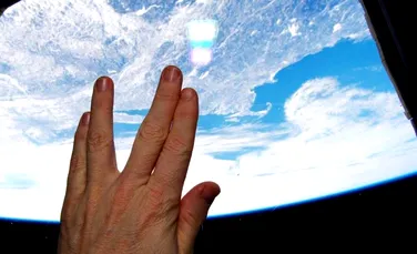 Salutul vulcanian cu Terra în fundal, omagiul unui astronaut de pe ISS pentru actorul Leonard Nimoy