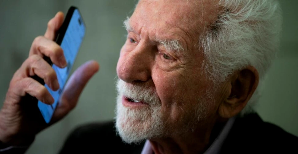 Inventatorul telefonului mobil crede că oamenii petrec prea mult timp cu ochii în telefon