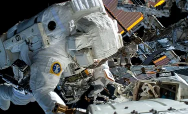 Astronauţii NASA au efectuat a treia ieşire în spaţiu din ultimele 8 zile, pentru proiectul taxiurilor spaţiale