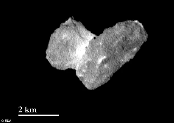 Cometa 67P/Churyumov-Gerasimenko este, cred astronomii, un corp binar de contact, format prin contopirea a două comete.