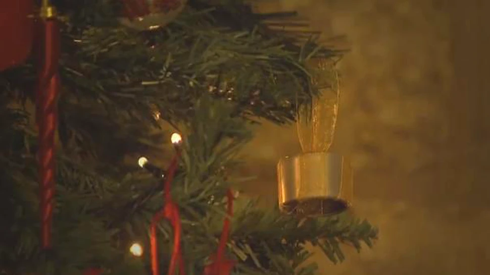 INEDIT: Decoraţiuni de Crăciun realizate din canistrele gazelor lacrimogene – FOTO