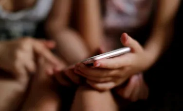 Utilizarea dispozitivelor digitale pentru calmarea copiilor le poate afecta emoțiile