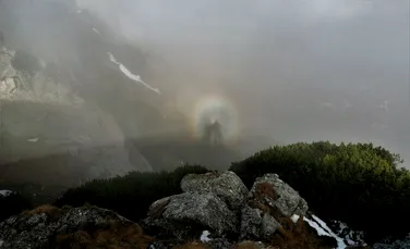 Fenomen extrem de rar surprins în Munții Bucegi: Umbra unui om a fost proiectată pe ceață