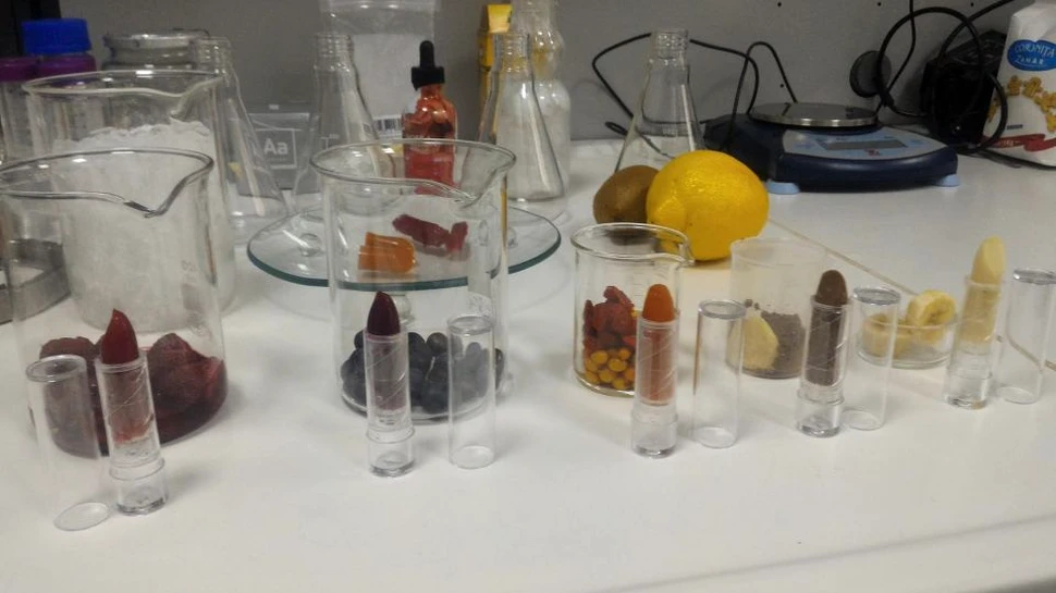 Ruj molecular din fructe, care hidratează buzele, dar se poate şi mânca – inventat la Cluj