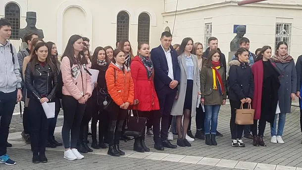 Zeci de români şi moldoveni au făcut Hora Unirii la Alba Iulia