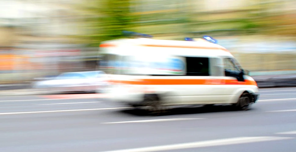 Groapa din asfalt salvatoare: Ritmul cardiac al unui pacient s-a stabilizat după ce ambulanţa care îl transporta a trecut printr-o adâncitură din şosea