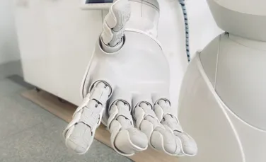 Un bărbat diagnosticat cu scleroză laterală amiotrofică și-a construit propriul robot care să-l hrănească