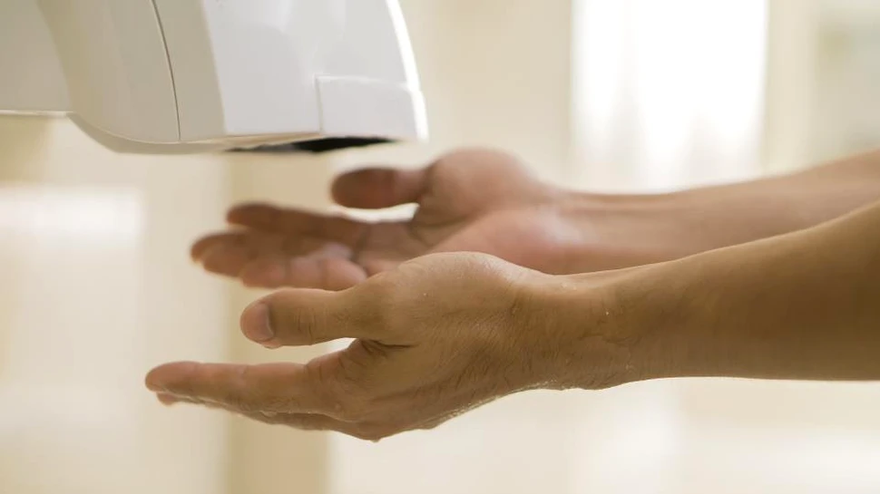 Pericolul din uscătoarele de mâini din toalete: de ce ar trebui evitate