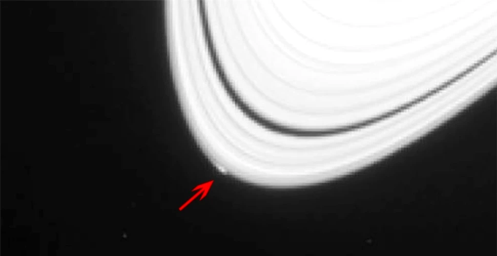 Imagine misterioasă la marginea inelelor lui Saturn: suntem oare martorii unei „naşteri” planetare?