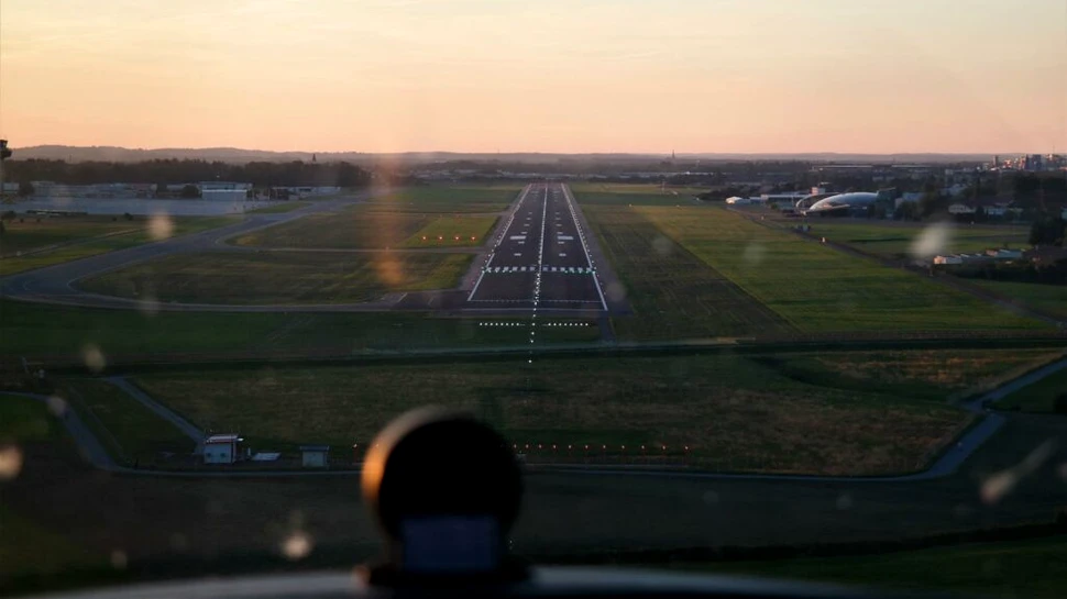 Canicula a topit pista de aterizare la cea mai mare bază Royal Air Force din Marea Britanie