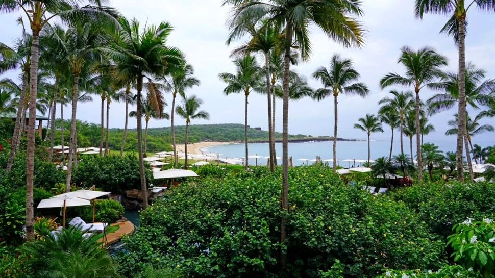 Insula din Hawaii deținută aproape în totalitate de un singur om. Câți oameni trăiesc aici?