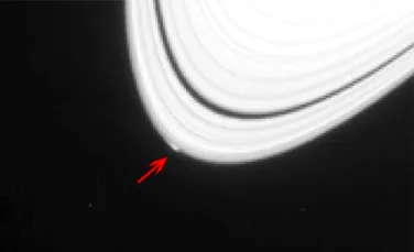 Imagine misterioasă la marginea inelelor lui Saturn: suntem oare martorii unei „naşteri” planetare?