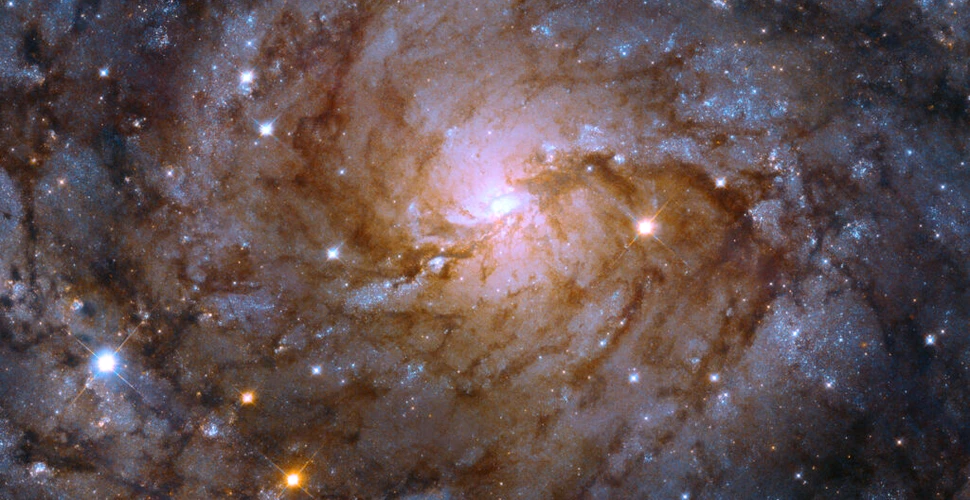 Telescopul Hubble a observat o galaxie uimitoare, ascunsă în spatele Căii Lactee