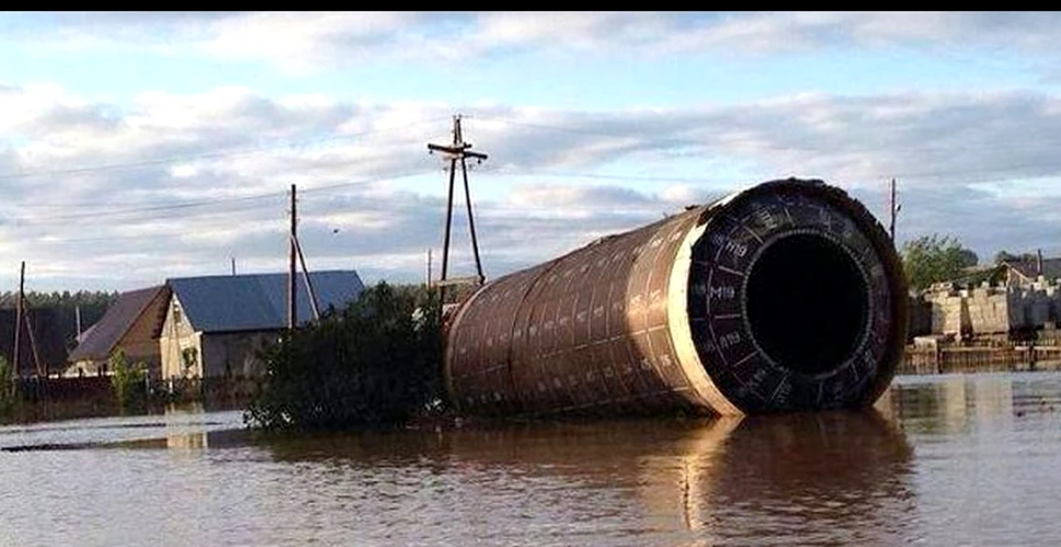 Ce este acest misterios tub de metal adus de ape într-un sat din Rusia? (VIDEO)