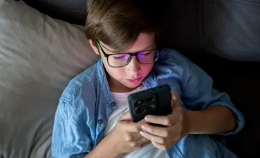 Deținerea unui smartphone la vârsta de 12 ani a fost asociată cu riscuri pentru sănătatea mintală și cea fizică