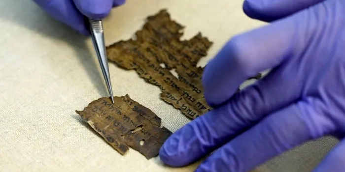 Un document ebraic antic ar putea dezvălui de ce Manuscrisele de la Marea Moartă au fost găsite în Qumran