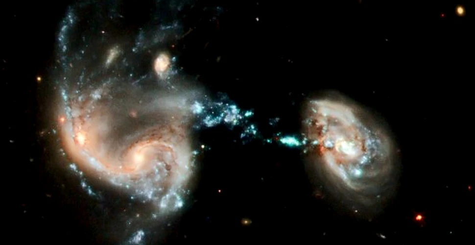Hubble a surprins o spectaculoasa coliziune galactica
