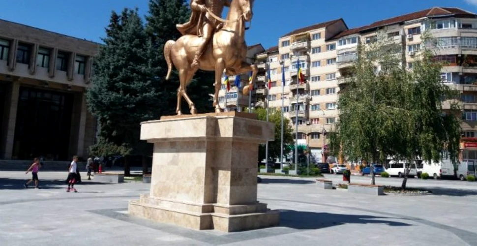 Sculptorul statuii lui Mihai Viteazu, vopsită în auriu, vrea să dea în judecată Primăria Târgovişte