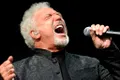 Tom Jones a leșinat în timp ce înregistra o piesă. Domnul Sex Bomb: „M-am căsătorit când aveam 16 ani, așa că a trebuit să lucrez în ture pentru a mă descurca”