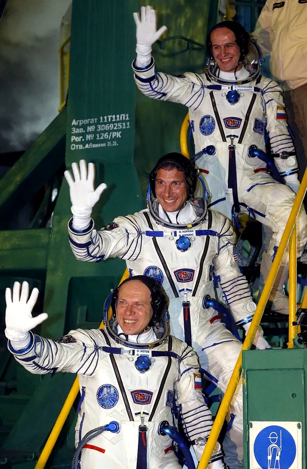 Michael Hopkins, Oleg Kotov şi Sergei Ryazansky, la plecarea în spaţiu
