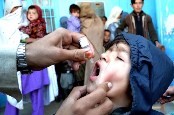 Vaccinul împotriva poliomielitei se administrează oral şi previne în mod foarte eficient apariţia acestie boli periculoase, ce poate duce la invaliditate pe viaţă sau la deces. 