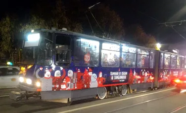 Într-un oraş din România circulă tramvaiul lui Moş Crăciun. Copiii primesc dulciuri şi cărţi