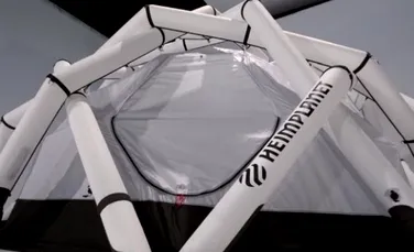 O companie germană a realizat un cort gonflabil care poate fi instalat în câteva minute şi rezistă la 180 km/h. Cât costă acesta
