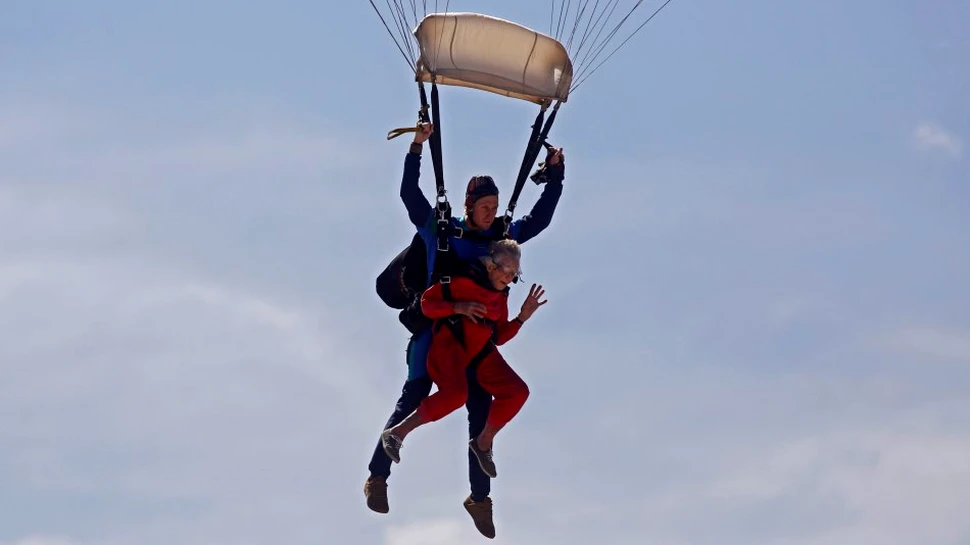 O femeie din Africa de Sud a sărbătorit împlinirea vârstei de 100 de ani printr-un salt cu paraşuta