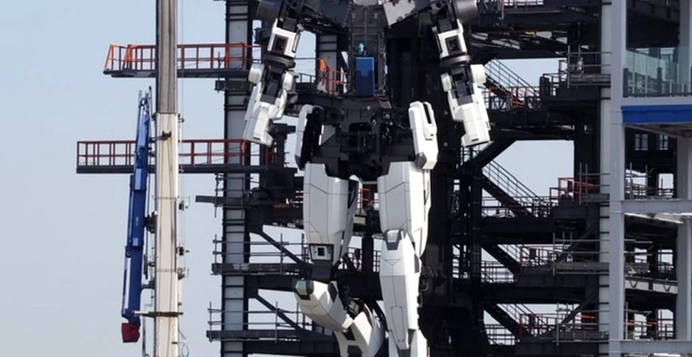 Momentul în care un robot de 18 metri face primii pași