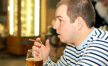 Românii care fumează şi cei care consumă alcool – ţinta unor măsuri speciale: ce preconizează autorităţile?
